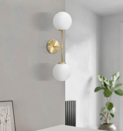 Glamour Gouden Wandlamp Metaal 2 Witte Glazen Bollen